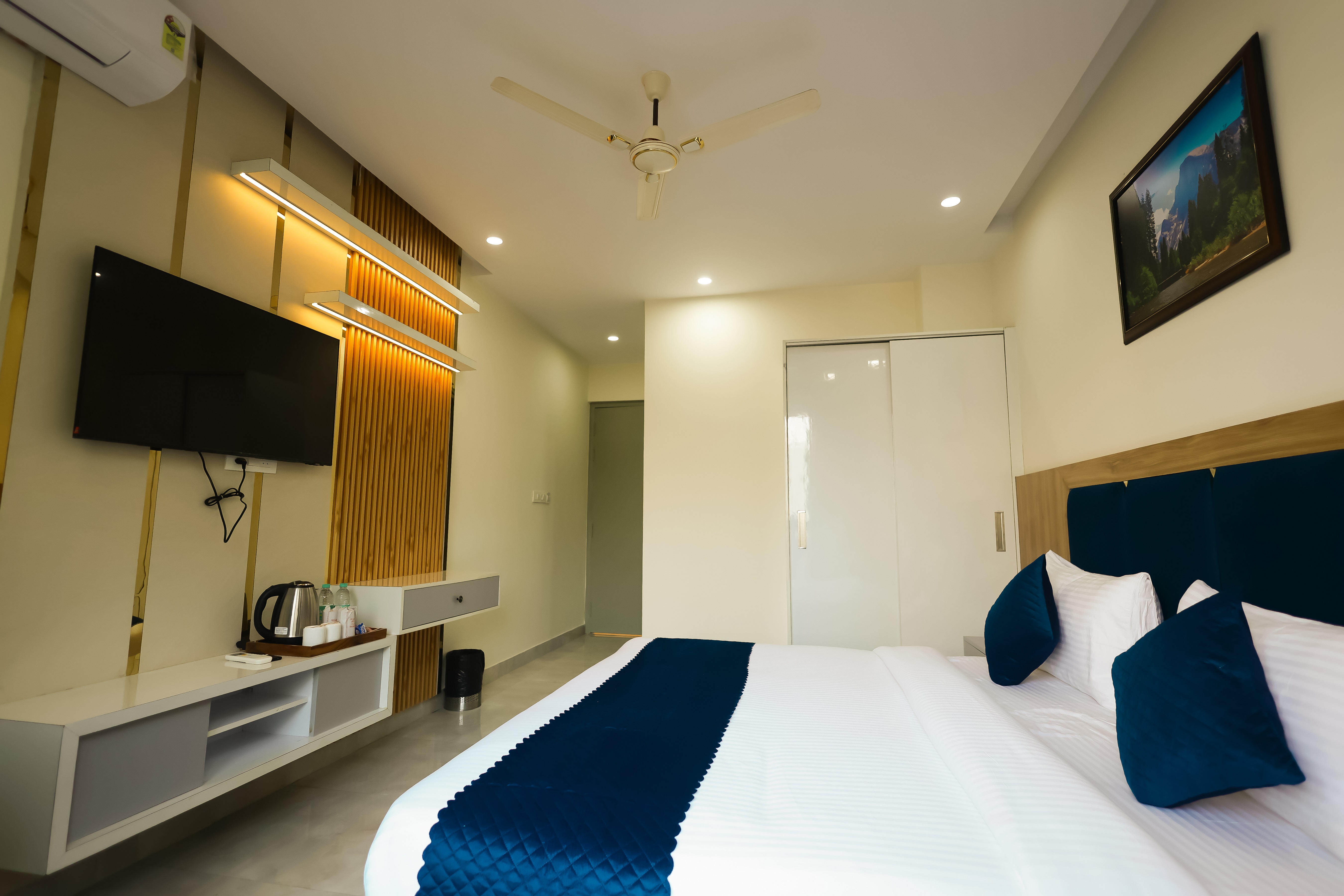 Peaks Deluxe Room – Mountain View Serenity