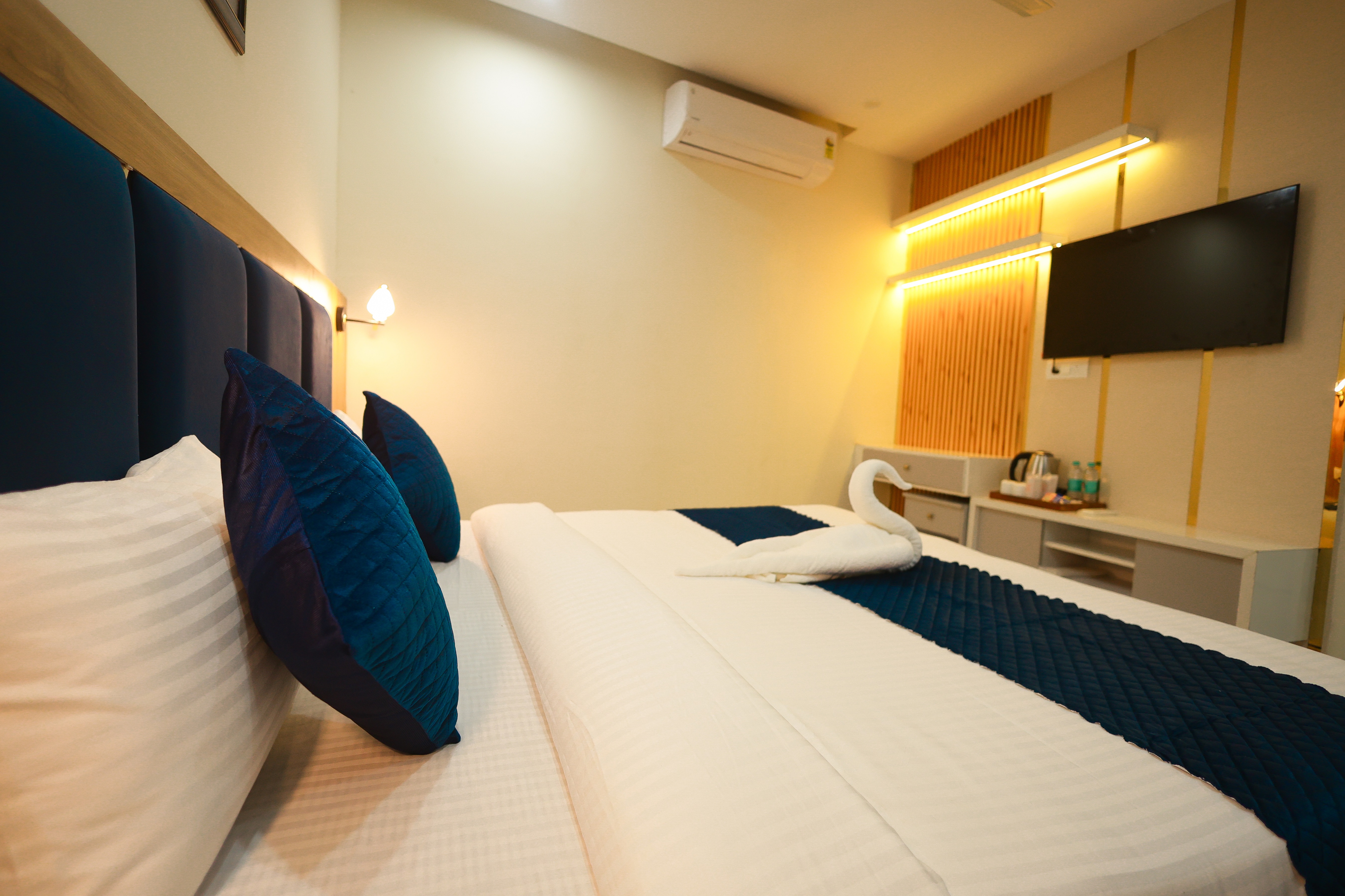 Roots Deluxe Room – Cozy Comfort in Style