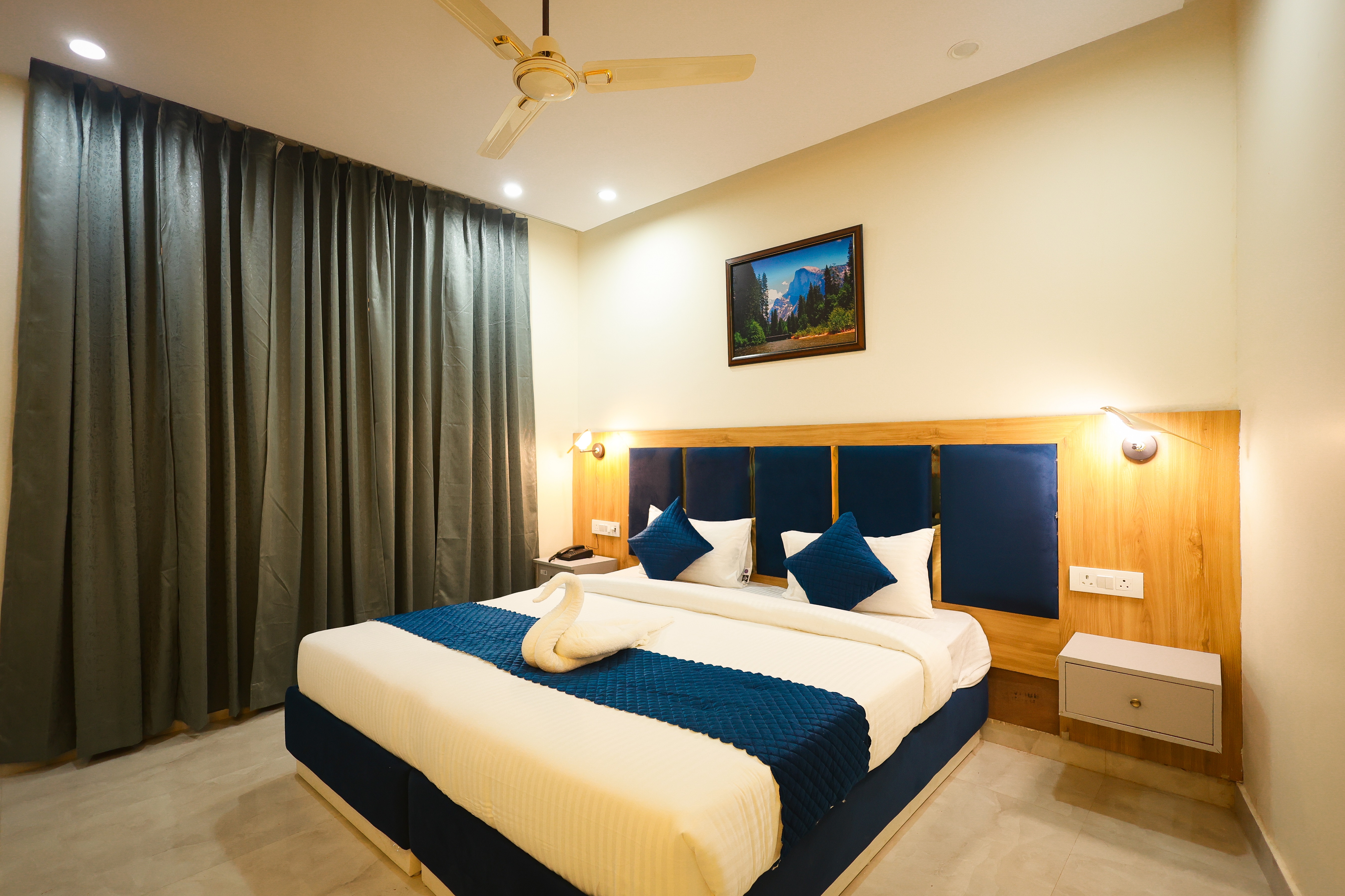 Roots Deluxe Room – Cozy Comfort in Style