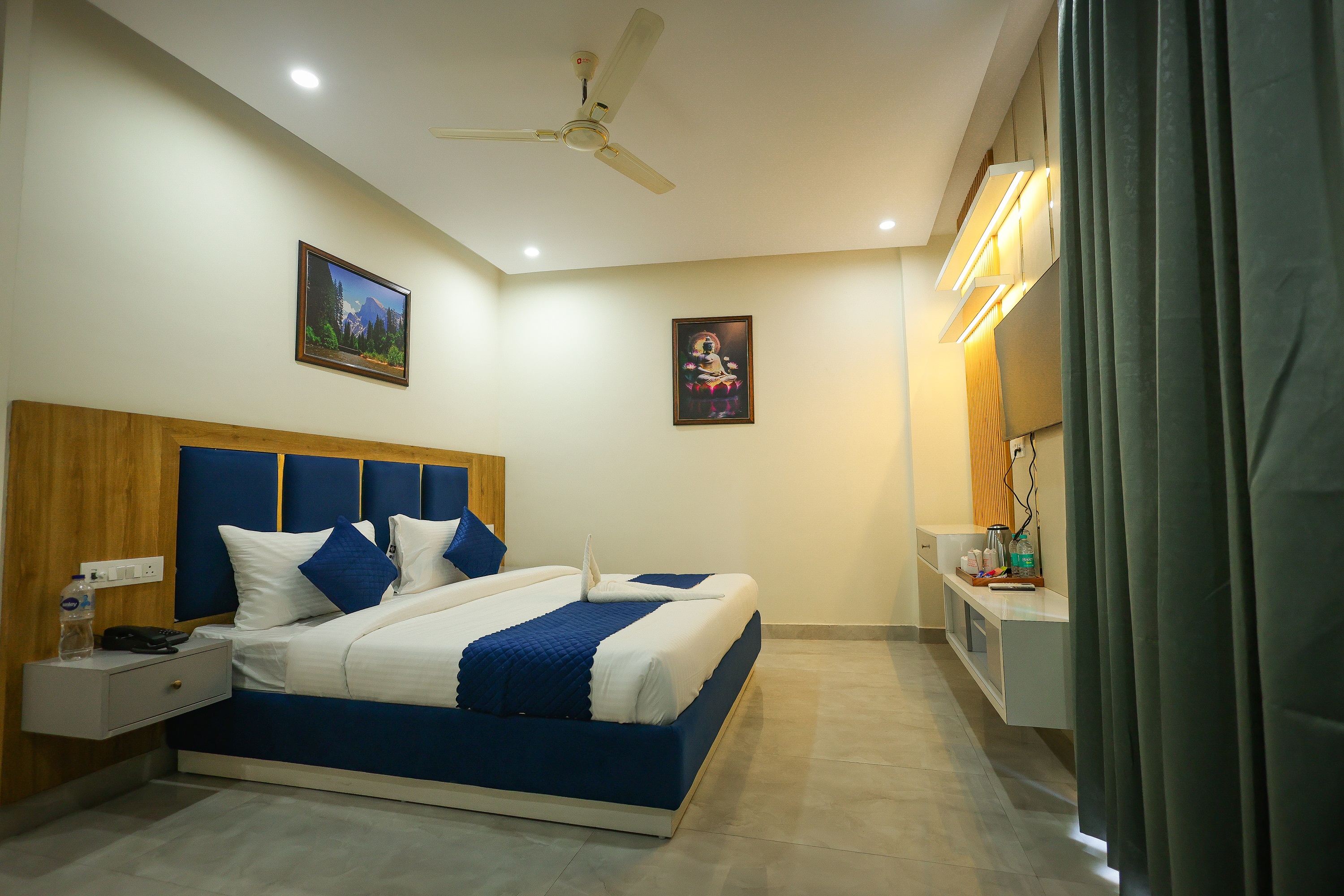 Peaks Premium Room – Spacious Luxury with a View