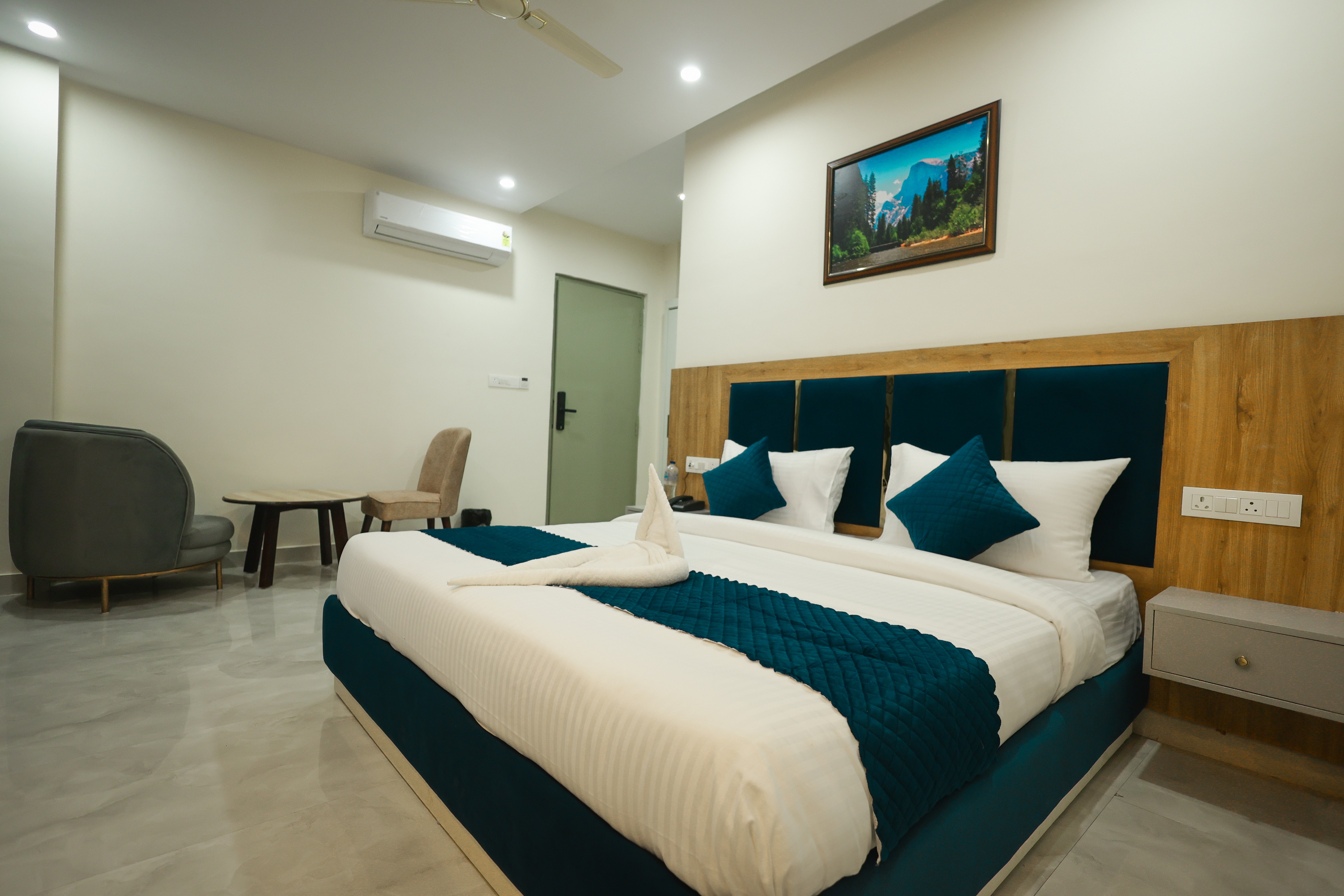 Peaks Premium Room – Spacious Luxury with a View