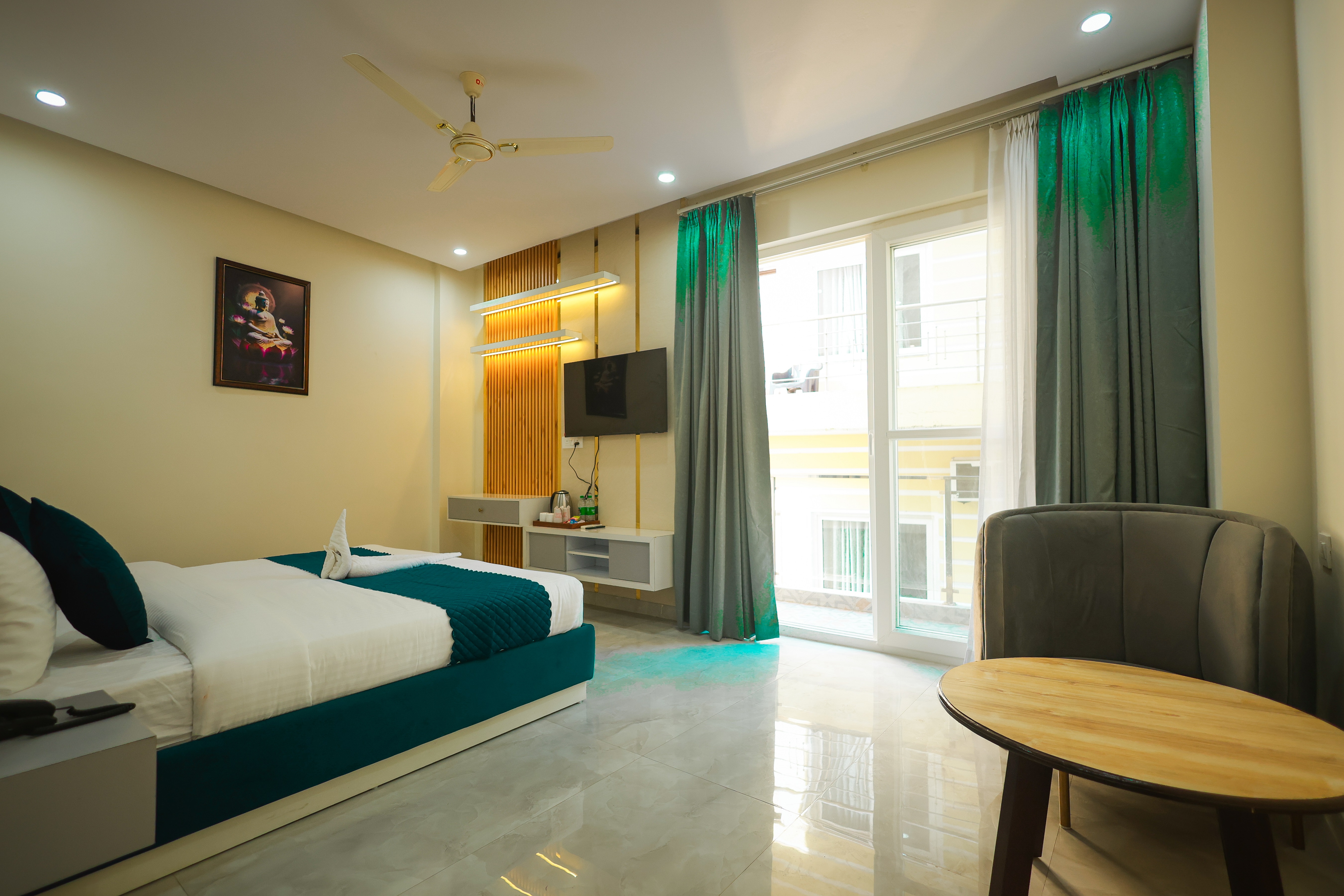 Peaks Premium Room – Spacious Luxury with a View
