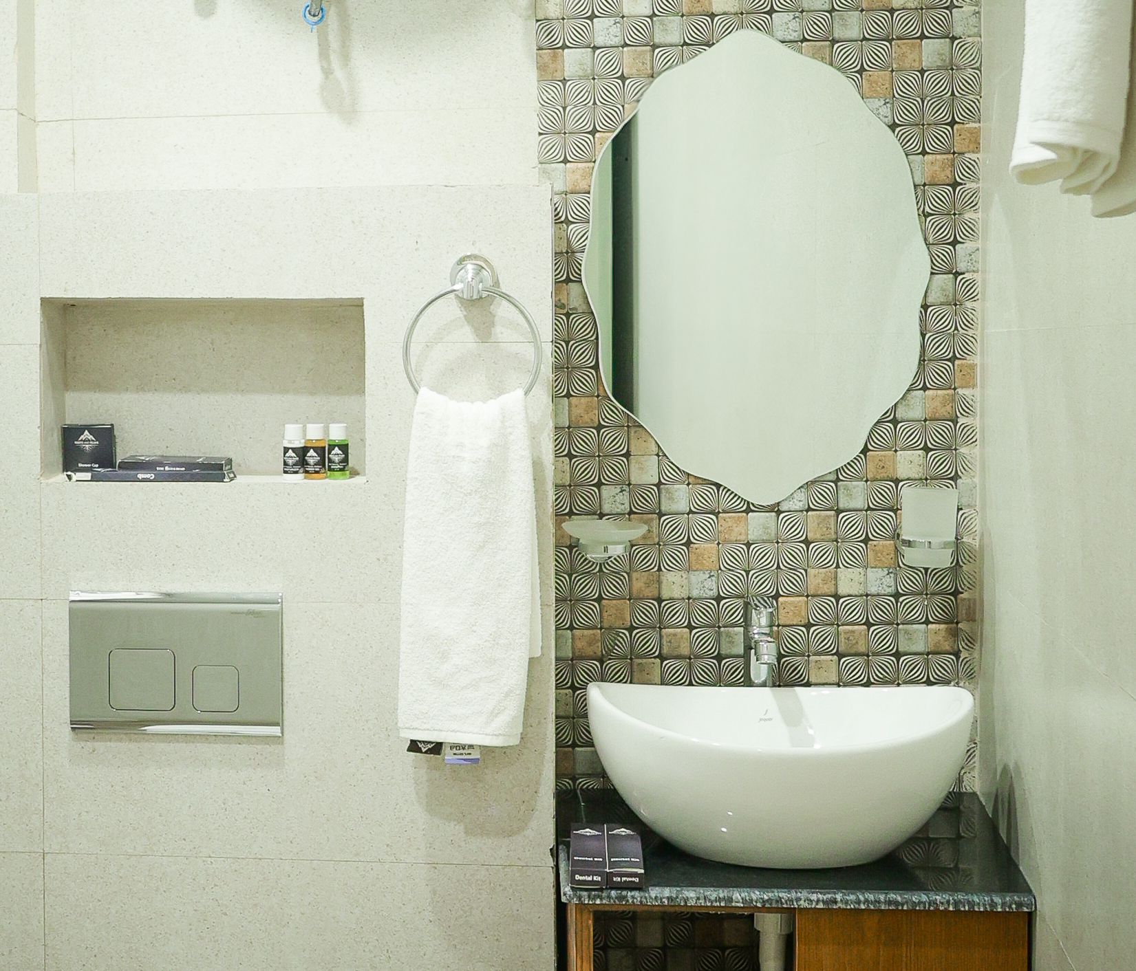 Peaks Premium Room – Spacious Luxury with a View