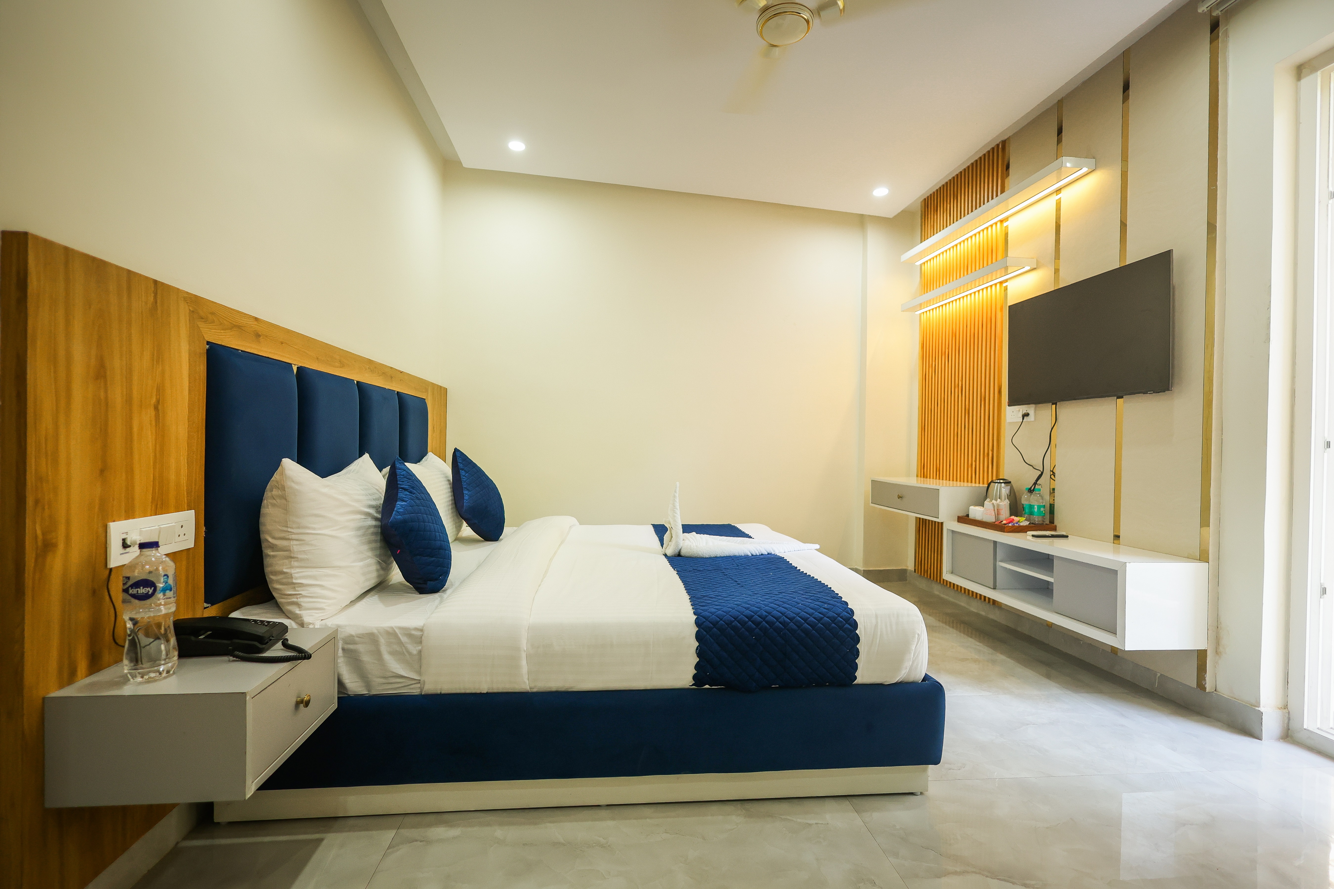 Peaks Premium Room – Spacious Luxury with a View